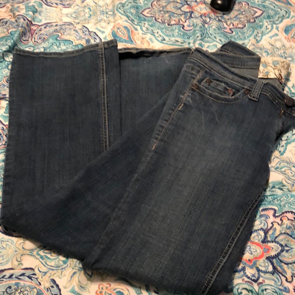 Jeans bell bottom.